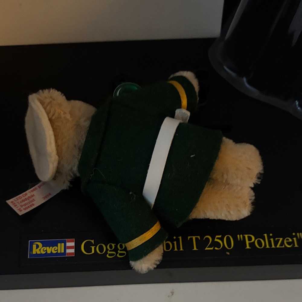 Revell Steiff Green 'Polizei' Toy Car & Bear Set - Picture 13 of 15